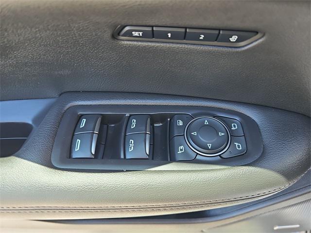 Photo of 2023 Crystal White Tricoat Cadillac XT6