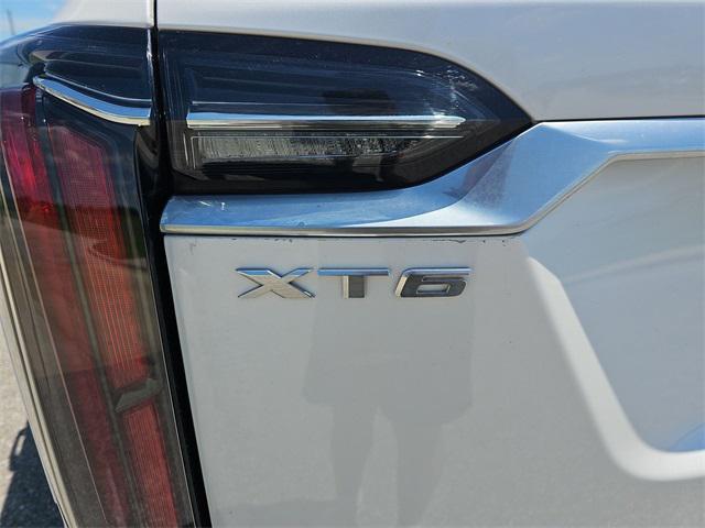 Photo of 2023 Crystal White Tricoat Cadillac XT6