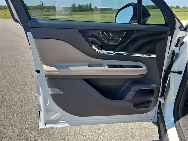 Photo of 2022 Pristine White Metallic Tri-Coat Lincoln Corsair