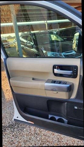 Photo of 2018 White Toyota Sequoia