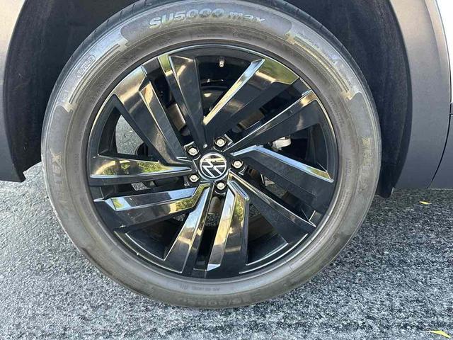 Photo of 2021 Oryx White Pearl Volkswagen Atlas Cross Sport
