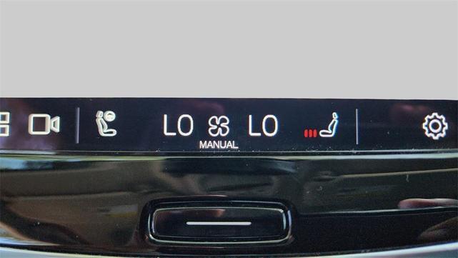 Photo of 2023 Crystal White Metallic Volvo XC90