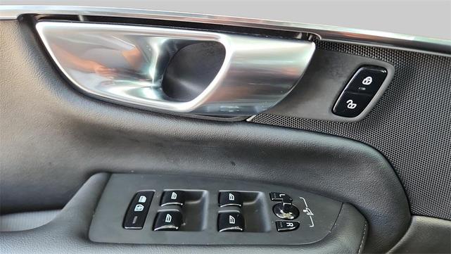 Photo of 2023 Crystal White Metallic Volvo XC90