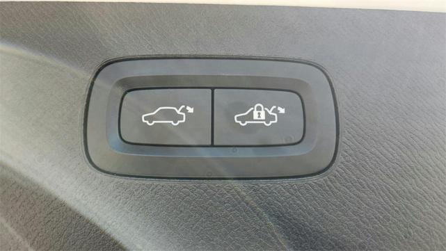 Photo of 2023 Crystal White Metallic Volvo XC90
