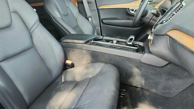Photo of 2023 Crystal White Metallic Volvo XC90