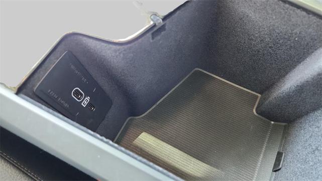 Photo of 2023 Crystal White Metallic Volvo XC90