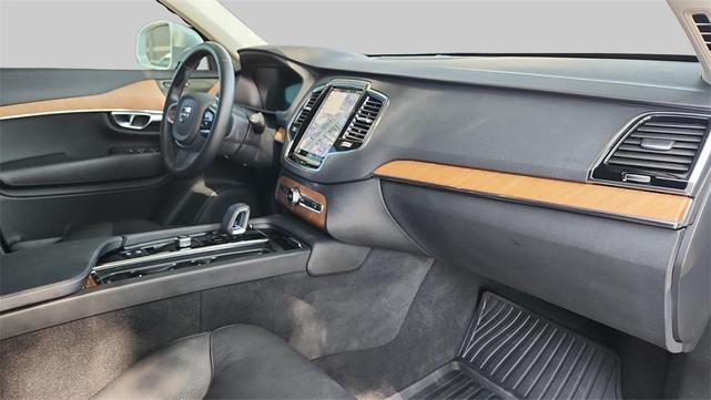 Photo of 2023 Crystal White Metallic Volvo XC90