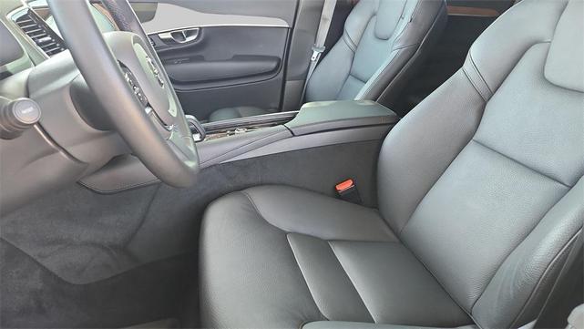 Photo of 2023 Crystal White Metallic Volvo XC90