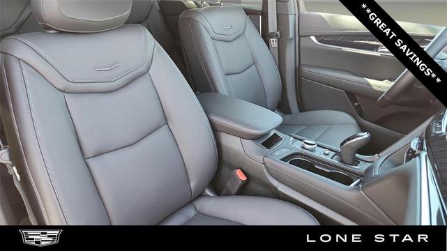 Photo of 2025 Crystal White Tricoat Cadillac XT6