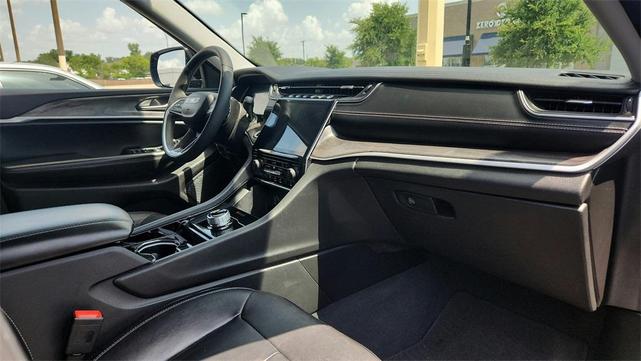 Photo of 2023 Diamond Black Crystal Pearlcoat Jeep Grand Cherokee