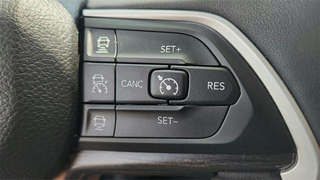Photo of 2023 Diamond Black Crystal Pearlcoat Jeep Grand Cherokee