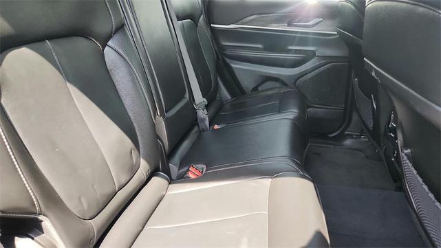 Photo of 2023 Diamond Black Crystal Pearlcoat Jeep Grand Cherokee