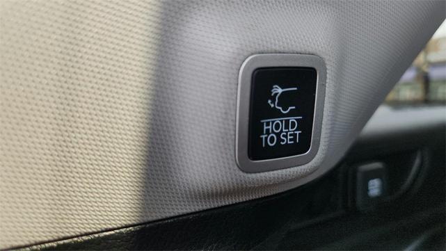 Photo of 2023 Diamond Black Crystal Pearlcoat Jeep Grand Cherokee
