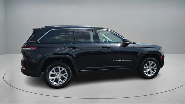 Photo of 2023 Diamond Black Crystal Pearlcoat Jeep Grand Cherokee