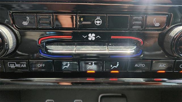 Photo of 2023 Diamond Black Crystal Pearlcoat Jeep Grand Cherokee