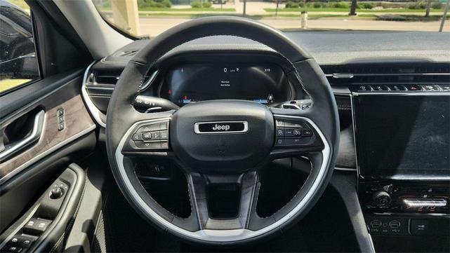Photo of 2023 Diamond Black Crystal Pearlcoat Jeep Grand Cherokee
