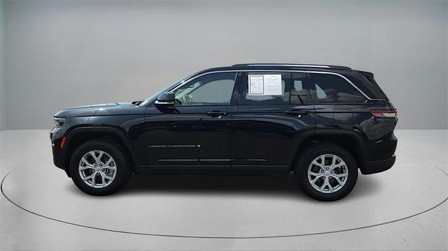 Photo of 2023 Diamond Black Crystal Pearlcoat Jeep Grand Cherokee