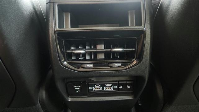 Photo of 2023 Diamond Black Crystal Pearlcoat Jeep Grand Cherokee