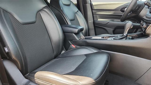 Photo of 2023 Diamond Black Crystal Pearlcoat Jeep Compass