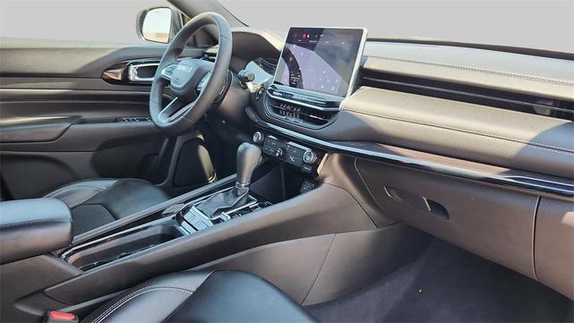 Photo of 2023 Diamond Black Crystal Pearlcoat Jeep Compass