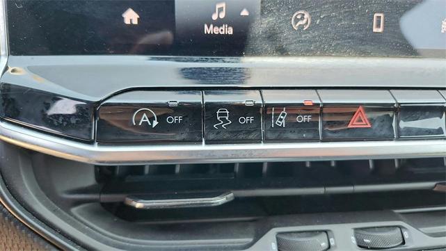 Photo of 2023 Diamond Black Crystal Pearlcoat Jeep Compass