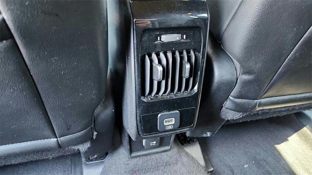 Photo of 2023 Diamond Black Crystal Pearlcoat Jeep Compass