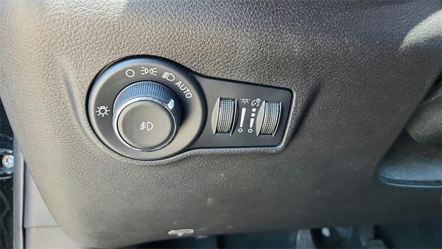 Photo of 2023 Diamond Black Crystal Pearlcoat Jeep Compass