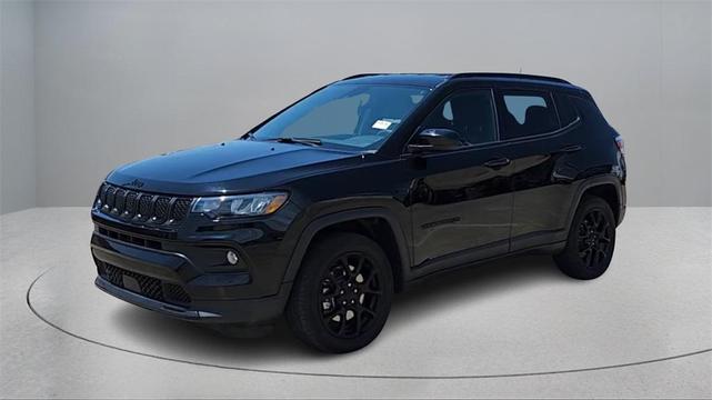Photo of 2023 Diamond Black Crystal Pearlcoat Jeep Compass