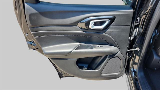 Photo of 2023 Diamond Black Crystal Pearlcoat Jeep Compass