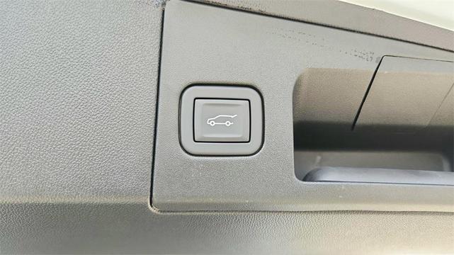 Photo of 2025 Crystal White Tricoat Cadillac XT5