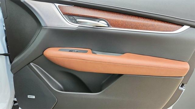 Photo of 2025 Crystal White Tricoat Cadillac XT5