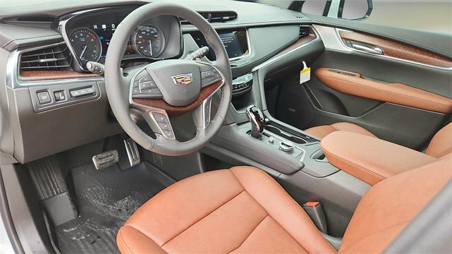 Photo of 2025 Crystal White Tricoat Cadillac XT5