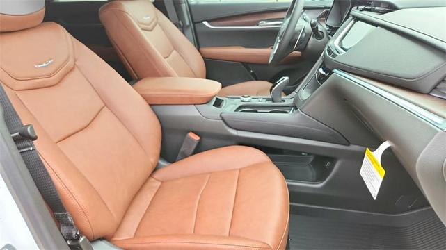 Photo of 2025 Crystal White Tricoat Cadillac XT5