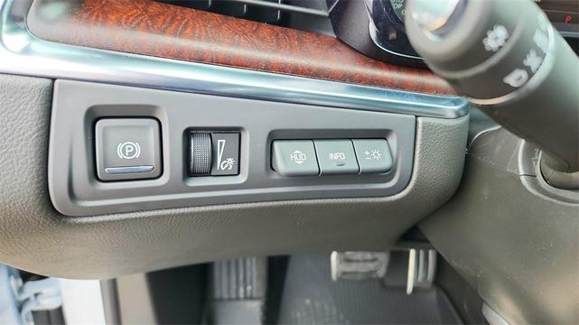 Photo of 2025 Crystal White Tricoat Cadillac XT5