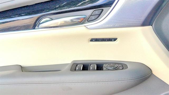 Photo of 2025 Crystal White Tricoat Cadillac XT6