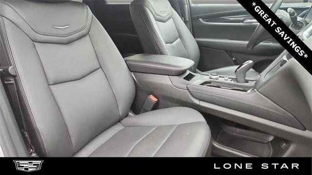 Photo of 2022 Crystal White Tricoat Cadillac XT5