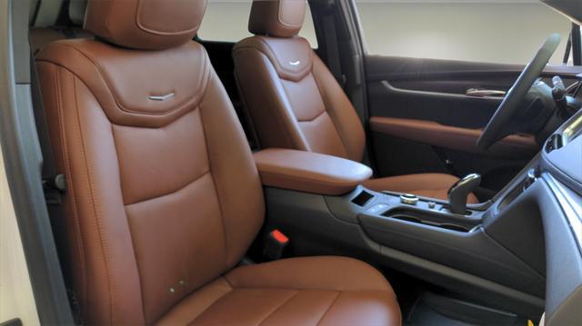 Photo of 2025 Crystal White Tricoat Cadillac XT5