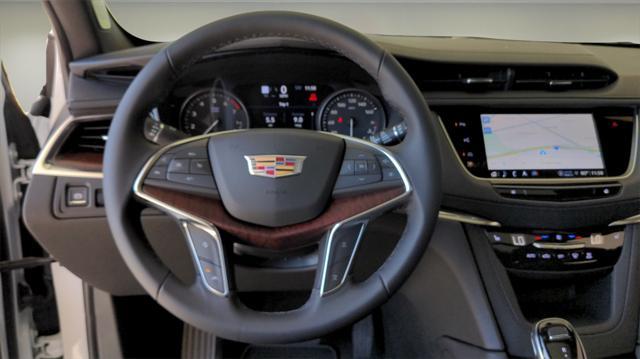 Photo of 2025 Crystal White Tricoat Cadillac XT5