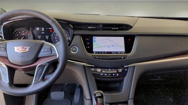 Photo of 2025 Crystal White Tricoat Cadillac XT5