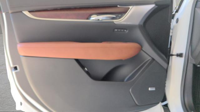Photo of 2025 Crystal White Tricoat Cadillac XT5