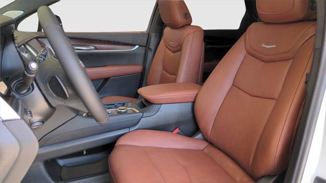Photo of 2025 Crystal White Tricoat Cadillac XT5
