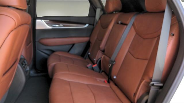 Photo of 2025 Crystal White Tricoat Cadillac XT5