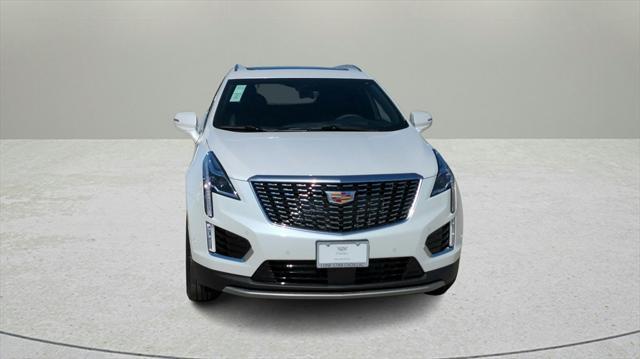 Photo of 2025 Crystal White Tricoat Cadillac XT5