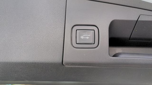 Photo of 2025 Crystal White Tricoat Cadillac XT5