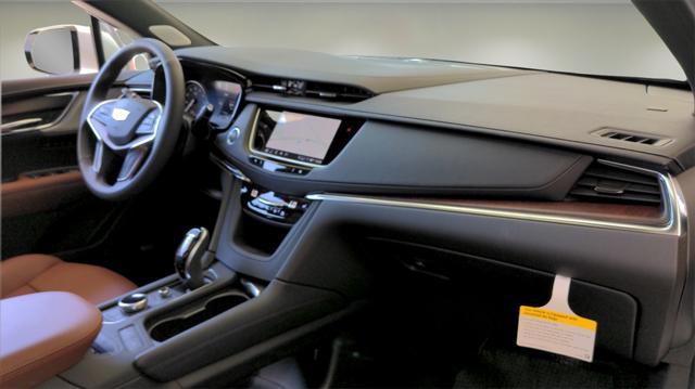 Photo of 2025 Crystal White Tricoat Cadillac XT5
