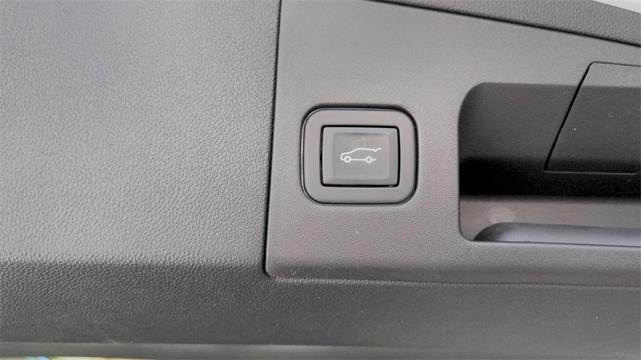 Photo of 2025 Crystal White Tricoat Cadillac XT5