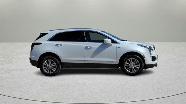 Photo of 2025 Crystal White Tricoat Cadillac XT5