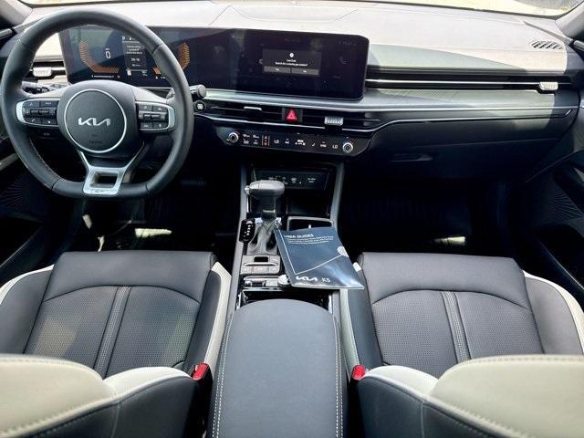 Photo of 2025 Aurora Black Pearl Kia K5