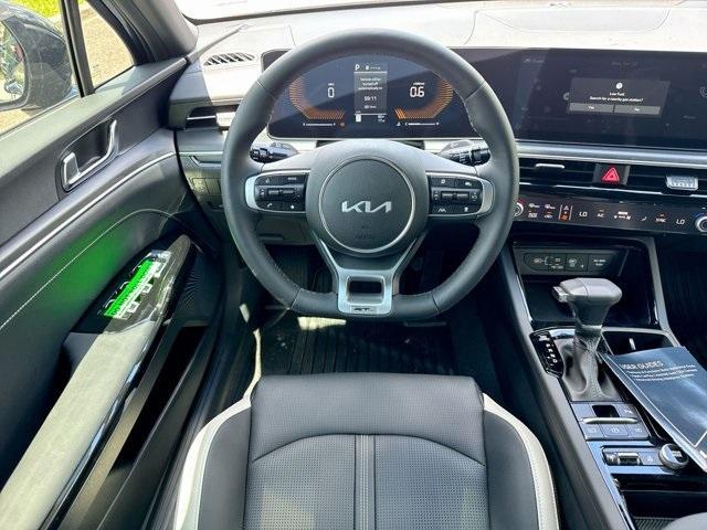 Photo of 2025 Aurora Black Pearl Kia K5