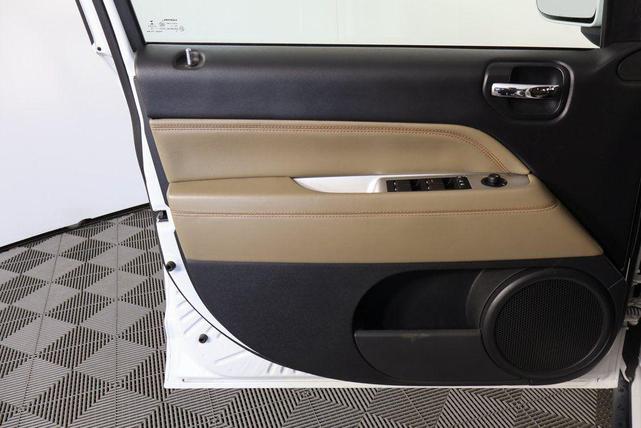 Photo of 2014 Bright White Clearcoat Jeep Compass
